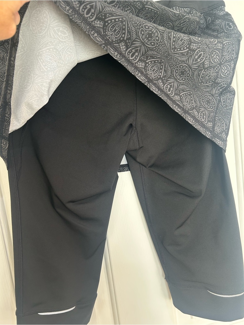 Athleta Skirted Capri Leggings Black Grey Printed Skort Crop Pants M - Picture 5 of 9